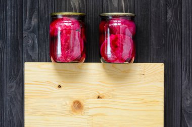 Kırmızı Marine pancar bir cam kavanozlar