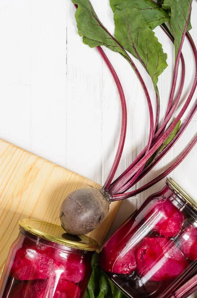 İki cam kavanoz konserve pancar ile