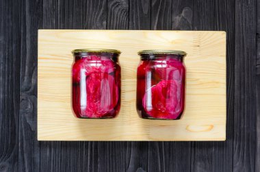 Kırmızı Marine pancar bir cam kavanozlar