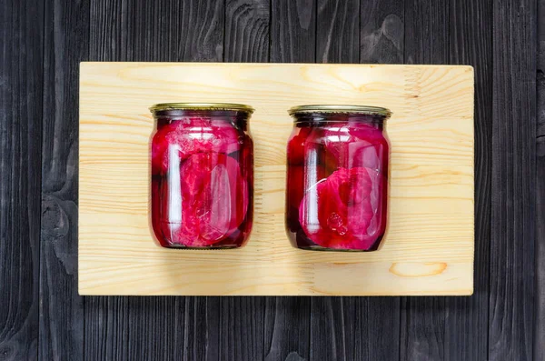 Kırmızı Marine pancar bir cam kavanozlar