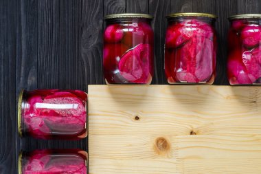 Kırmızı Marine pancar bir cam kavanozlar