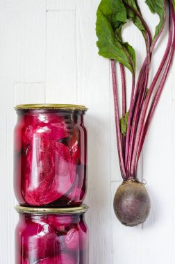 İki cam kavanoz konserve pancar ile