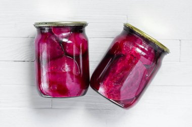 İki cam kavanoz konserve pancar ile