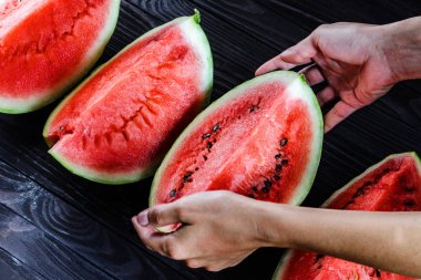Adamın elleri bir dilim karpuz almak