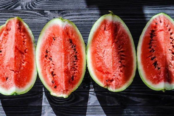 Bakgrund av färska mogna vattenmelonskivor — Stockfoto