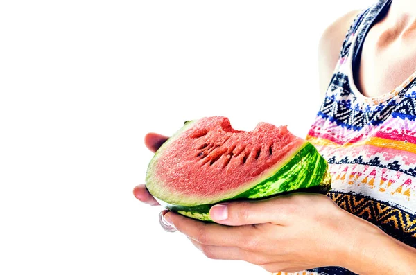 Fatia de melancia em mãos de mulher — Fotografia de Stock