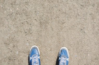 Bahçe yolu üzerinde mavi spor ayakkabı