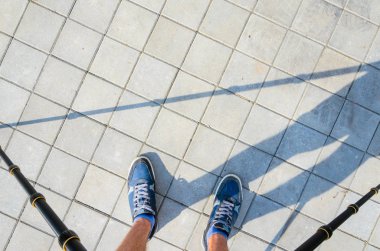 Fotoğrafçı iş başında. Ayağında bir Tripod görüntülemek