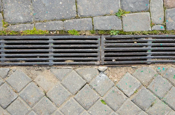 Kaldırım sokak arka plan su tahliye ile
