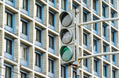 Yeşil trafik ışığı şehrin çok katlı apartmanlar arka planı