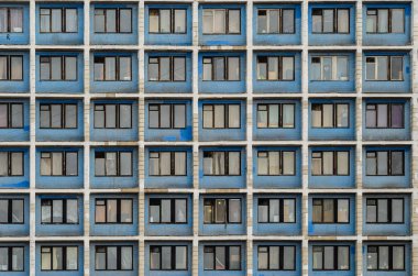 Eski bir yüksek katlı bina cephe. Kentleşme kavramı
