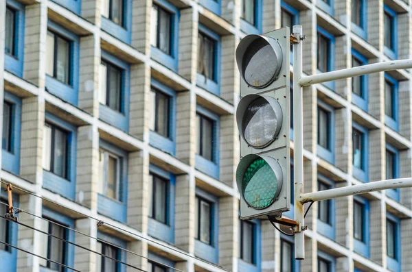 Zielone Światło Ruchu Mieście Tle Wielokondygnacyjne Budynki Mieszkalne — Zdjęcie stockowe