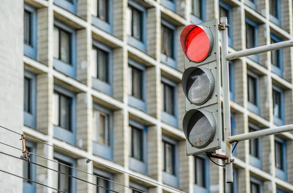 Światłach Tle Wielokondygnacyjnych Budynków Mieszkalnych Ulicy Miasta Czerwonym Świetle — Zdjęcie stockowe