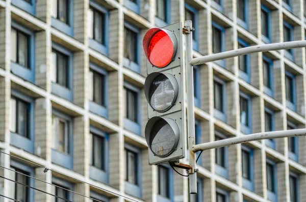 Háttérben Többszintes Lakóházak Város Utcai Lámpánál Piros Közlekedési Lámpa — Stock Fotó