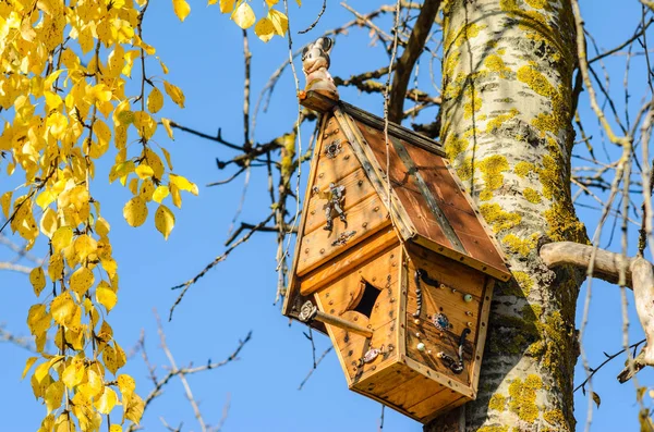 Handgjorda Trä Birdhouse Höstens Träd — Stockfoto