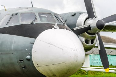 Pervane, uçak gövde, kanatları ve kuyruğu bulutlu gökyüzü arka plan üzerinde parçaları ile uçak turboprop motoru kapat