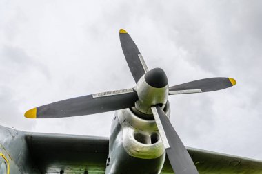 Pervane, uçak gövde, kanatları ve kuyruğu bulutlu gökyüzü arka plan üzerinde parçaları ile uçak turboprop motoru kapat