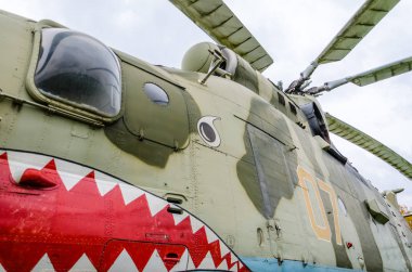 Bir köpekbalığı çene altında boyalı Sovyet Mi-26 helikopter gövde parçası