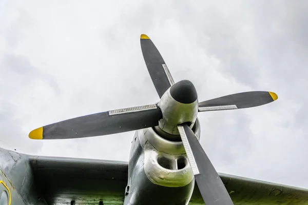 飞机涡轮螺旋桨发动机与螺旋桨的飞机机身 机翼和机尾在多云的天空背景上部分建立密切 — 图库照片