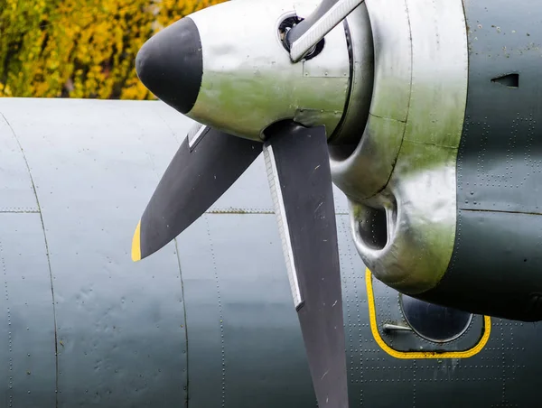 Nahaufnahme eines Flugzeug-Turboprop-Motors mit Propeller — Stockfoto