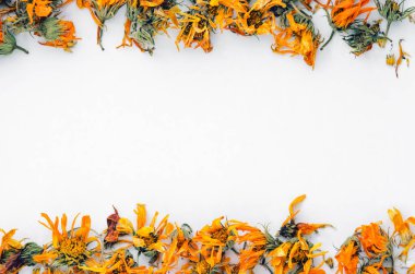 Çerçeve sarı kuru çiçek yaptı