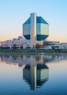 Belarus, Minsk - 4 Nisan 2017: Belarus Minsk sabah zamanında ise bina Milli Kütüphanesi