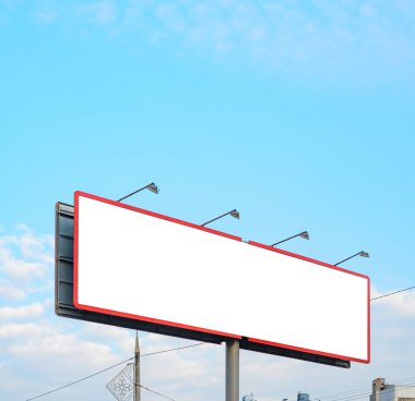 Bulutlu gökyüzü, zemin üzerine beyaz boş billboard mockup