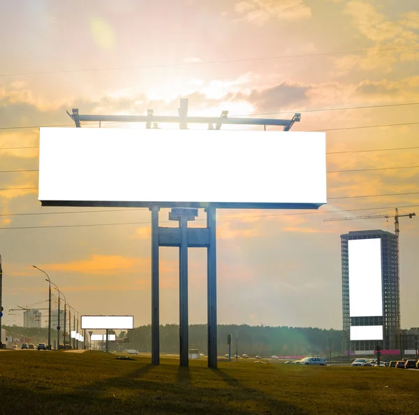 Blank Vit Skylt Motorvägen Bakgrunden Solnedgången Med Molnig Himmel Mock — Stockfoto