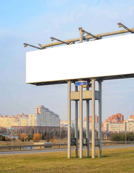 Panneau Blanc Vierge Sur Autoroute Sur Fond Des Bâtiments Ville — Photo