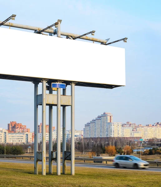 Leere Weiße Plakatwand Auf Der Autobahn Mit Vorbeifahrenden Autos Hintergrund — Stockfoto