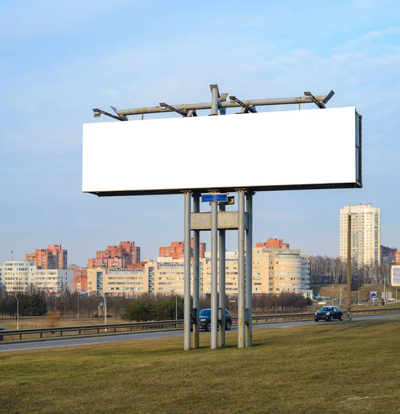 Panneau Blanc Vierge Sur Autoroute Avec Des Voitures Passage Sur — Photo