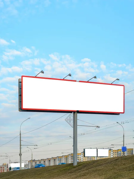 Пустой Белый Рекламный Щит Шоссе Проезжающими Автомобилями Фоне Многоэтажных Городских — стоковое фото