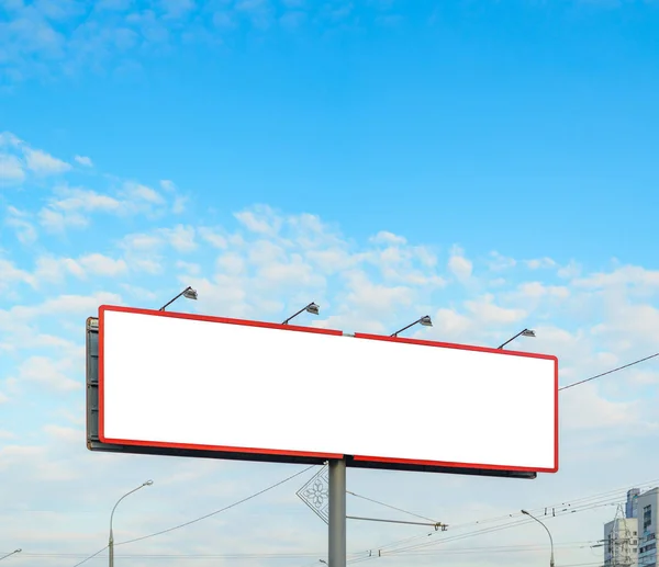 曇り空を背景に空白の白い看板のモックアップ — ストック写真