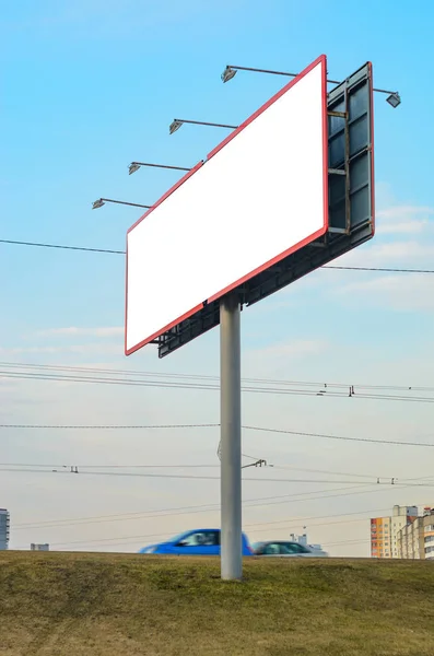 Blank Vit Skylt Motorvägen Med Förbipasserande Bilar Bakgrunden Multi Storey — Stockfoto