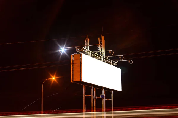 Üres Billboard Éjszakai Város Utca Makett Könnyű Pályák Elhaladó Autók — Stock Fotó