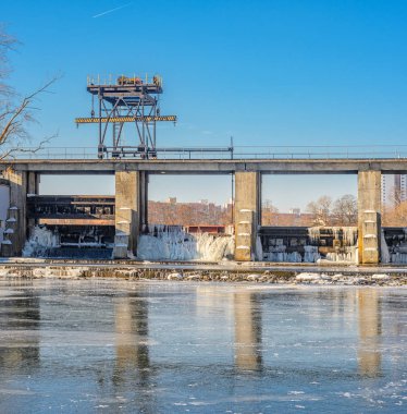 Kentin kış Nehri'nde baraj. Kışın su iniş sırasında baraj yapıları buzlanma