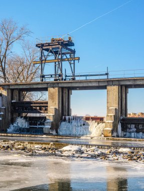 Kentin kış Nehri'nde baraj. Kışın su iniş sırasında baraj yapıları buzlanma