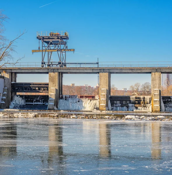 Kentin kış Nehri'nde baraj. Kışın su iniş sırasında baraj yapıları buzlanma