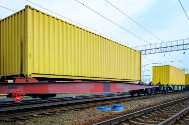 Ulaşım trenle kaplarda yüklerin. Demiryolu altyapı arka plan