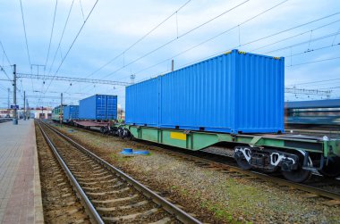 Ulaşım trenle kaplarda yüklerin. Demiryolu altyapı arka plan