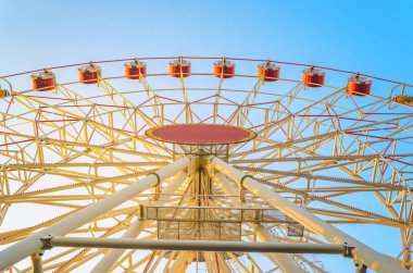 Mavi gökyüzü arka plan üzerinde dönme dolap inşaat elemanları alt görünümü