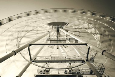 Hareket dönme dolap eğlence parkı, siyah ve beyaz işleme bulanık. Uzun pozlama manzara gözlem tekerlek iplik ile eğlence parkı içinde.