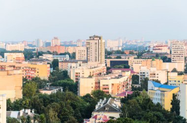 Minsk, Beyaz Rusya - 16 Ağustos 2017: Dönme dolap Minsk Central City Park görünümünden