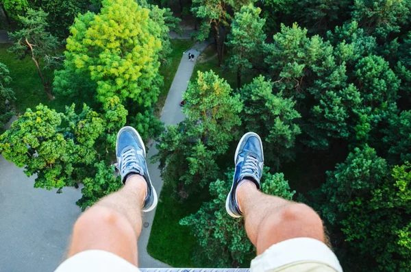 Voeten Opknoping Lucht Eerste Persoonsmening Boven Het Stadspark Het Concept — Stockfoto