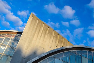 Minsk, Beyaz Rusya - 18 Nisan 2017: Olimpiyat rezerv spor kompleksi şafakta, cephe elemanları mufassal görüş. Havuzu Ulusal Olimpiyat Eğitim Merkezi atletizm.