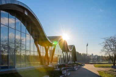 Minsk, Beyaz Rusya - 18 Nisan 2017: Olimpiyat rezerv spor kompleksi şafakta, cephe elemanları mufassal görüş. Havuzu Ulusal Olimpiyat Eğitim Merkezi atletizm.