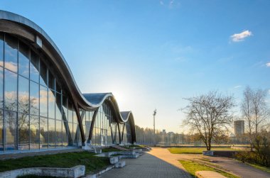 Minsk, Beyaz Rusya - 18 Nisan 2017: Olimpiyat rezerv spor kompleksi şafakta, cephe elemanları mufassal görüş. Havuzu Ulusal Olimpiyat Eğitim Merkezi atletizm.