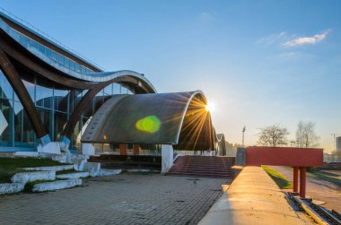 Minsk, Beyaz Rusya - 18 Nisan 2017: Olimpiyat rezerv spor kompleksi şafakta, cephe elemanları mufassal görüş. Havuzu Ulusal Olimpiyat Eğitim Merkezi atletizm.