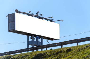 Boş beyaz billboard yeni reklam için hazır