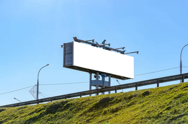 Pusty Biały Billboard Gotowy Nowe Ogłoszenie — Zdjęcie stockowe